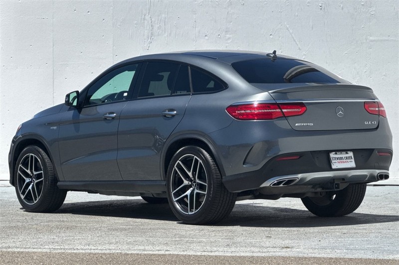Mercedes-Benz GLE Vehicle Full-screen Gallery Image 06