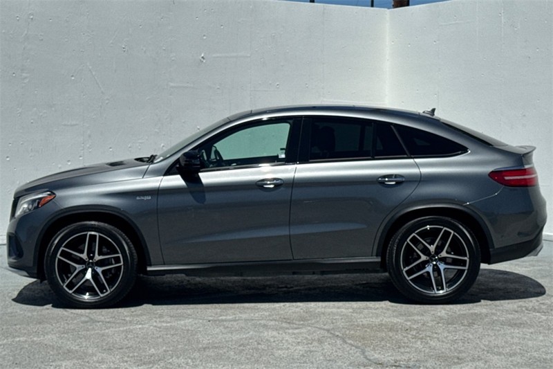 Mercedes-Benz GLE Vehicle Full-screen Gallery Image 07