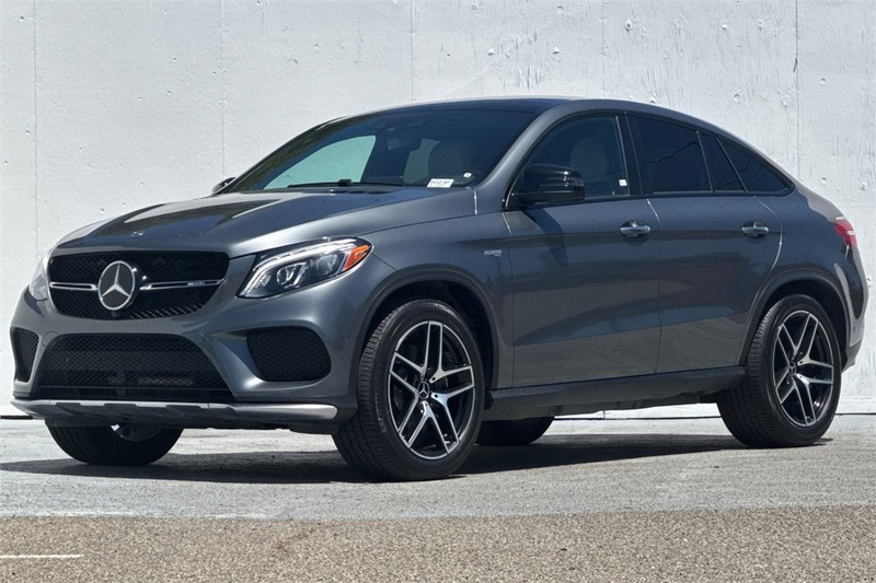 Mercedes-Benz GLE Vehicle Full-screen Gallery Image 08