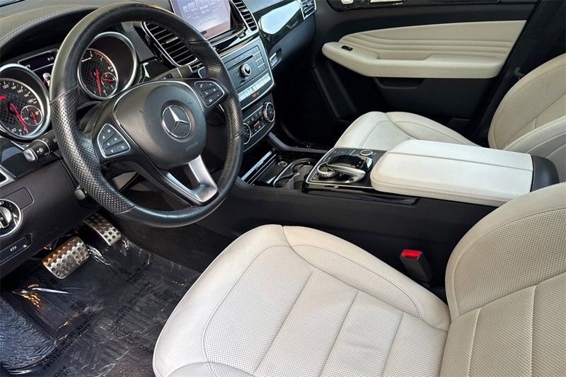 Mercedes-Benz GLE Vehicle Full-screen Gallery Image 10
