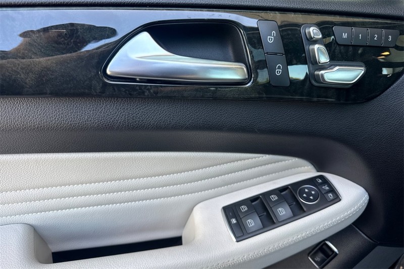 Mercedes-Benz GLE Vehicle Full-screen Gallery Image 11