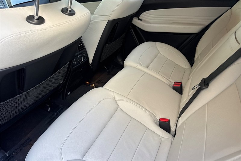 Mercedes-Benz GLE Vehicle Full-screen Gallery Image 12