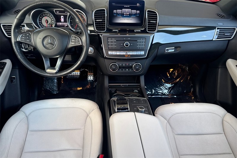 Mercedes-Benz GLE Vehicle Full-screen Gallery Image 13