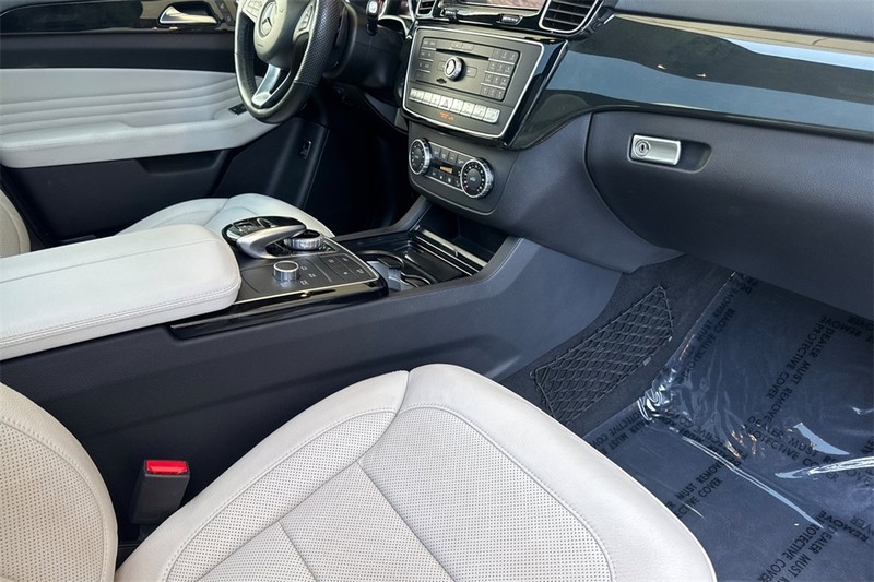 Mercedes-Benz GLE Vehicle Full-screen Gallery Image 16