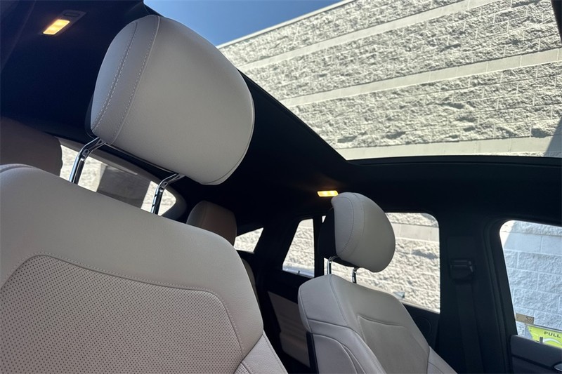 Mercedes-Benz GLE Vehicle Full-screen Gallery Image 17