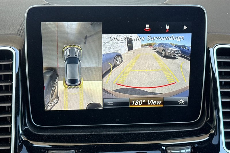 Mercedes-Benz GLE Vehicle Full-screen Gallery Image 20