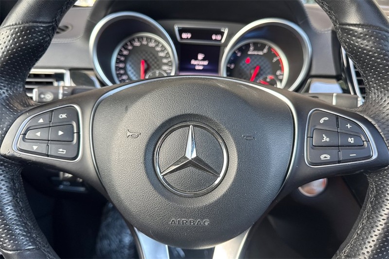 Mercedes-Benz GLE Vehicle Full-screen Gallery Image 24