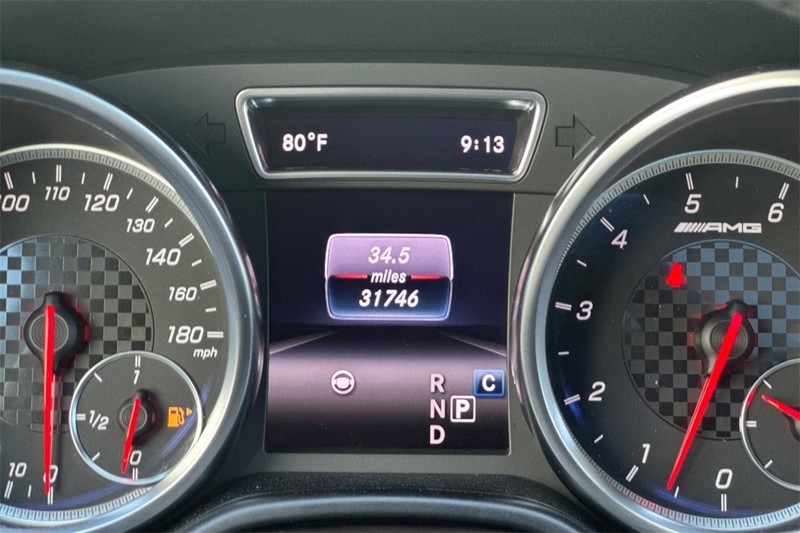 Mercedes-Benz GLE Vehicle Full-screen Gallery Image 26