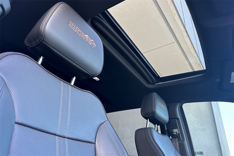Chevrolet Silverado 1500 Vehicle Full-screen Gallery Image 16