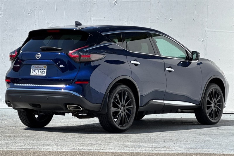 Nissan Murano Vehicle Full-screen Gallery Image 04
