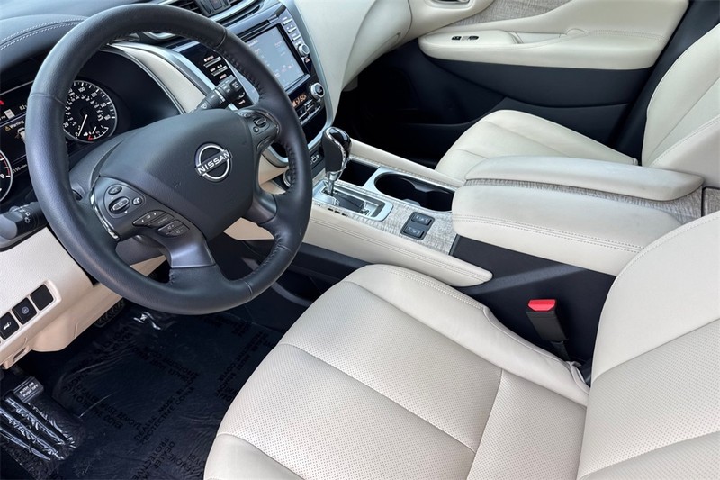 Nissan Murano Vehicle Full-screen Gallery Image 10