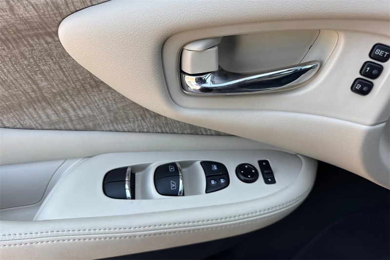 Nissan Murano Vehicle Full-screen Gallery Image 11