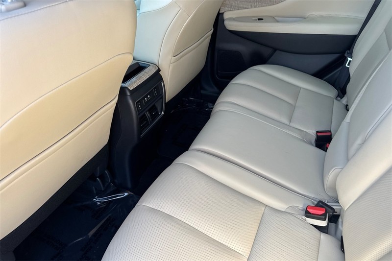 Nissan Murano Vehicle Full-screen Gallery Image 12