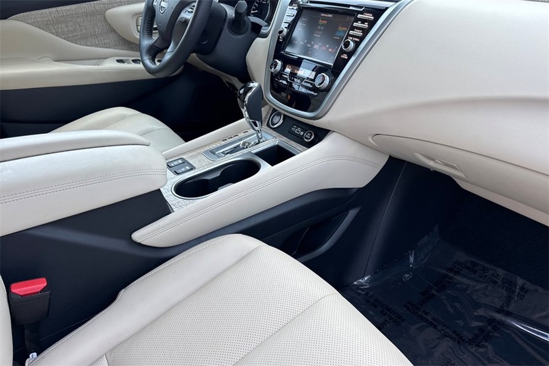 Nissan Murano Vehicle Full-screen Gallery Image 16