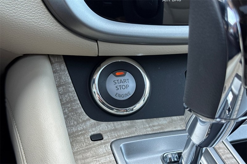 Nissan Murano Vehicle Full-screen Gallery Image 23