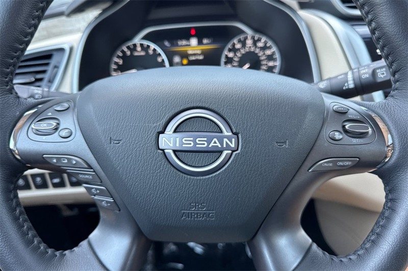 Nissan Murano Vehicle Full-screen Gallery Image 24