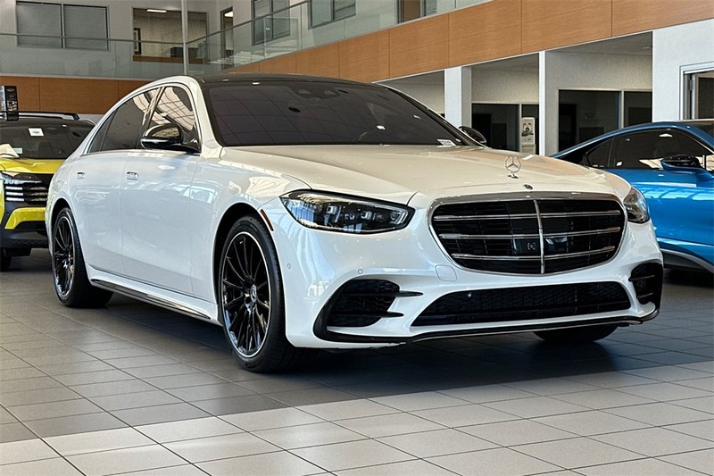 Mercedes-Benz S-Class Vehicle Full-screen Gallery Image 02