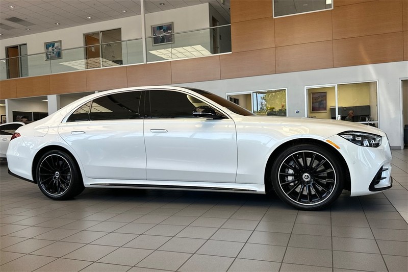 Mercedes-Benz S-Class Vehicle Full-screen Gallery Image 03