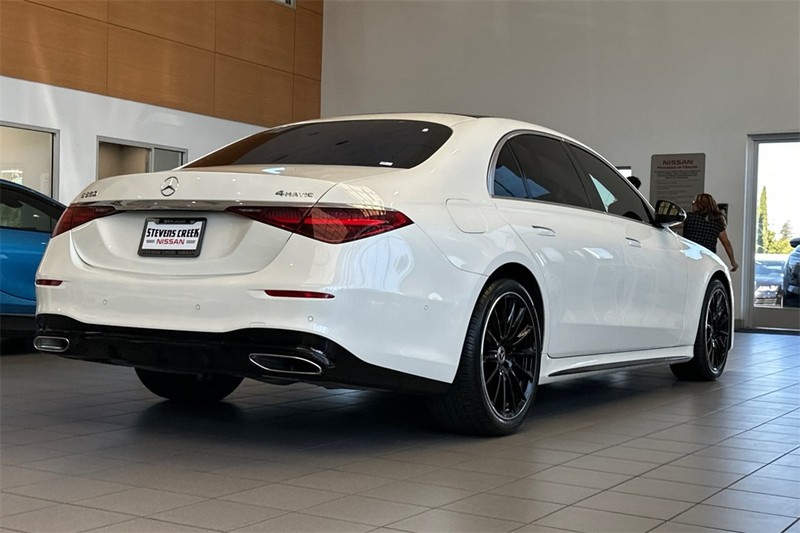 Mercedes-Benz S-Class Vehicle Full-screen Gallery Image 04