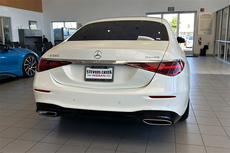 Mercedes-Benz S-Class Vehicle Full-screen Gallery Image 05