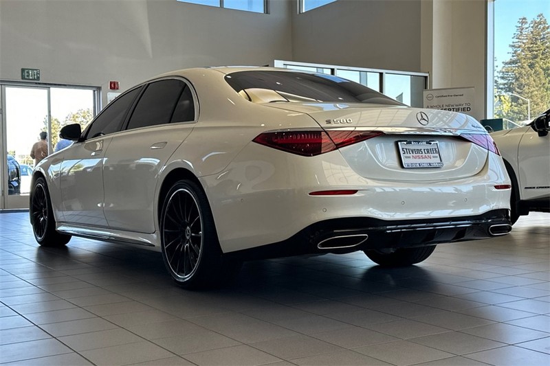 Mercedes-Benz S-Class Vehicle Full-screen Gallery Image 06
