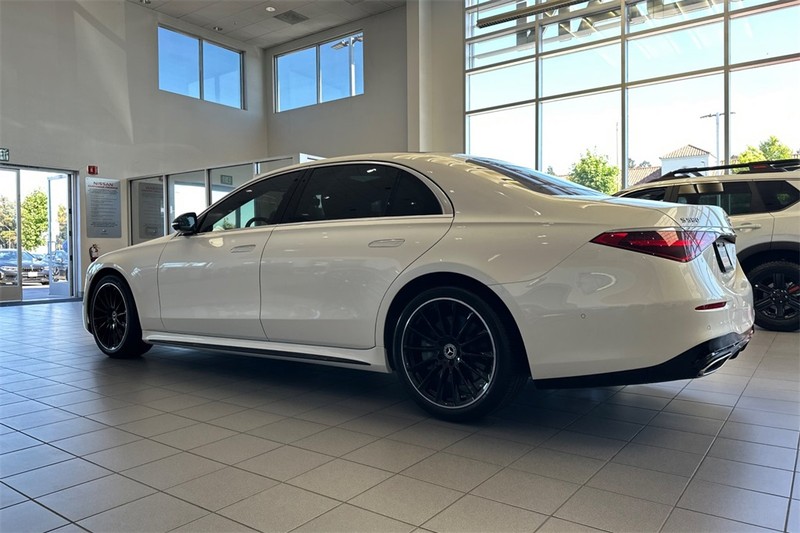 Mercedes-Benz S-Class Vehicle Full-screen Gallery Image 07
