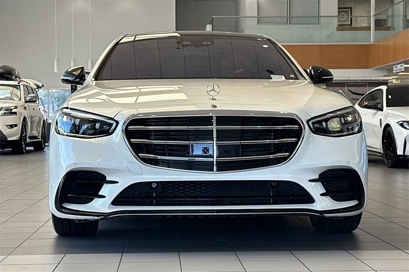 Mercedes-Benz S-Class Vehicle Full-screen Gallery Image 09