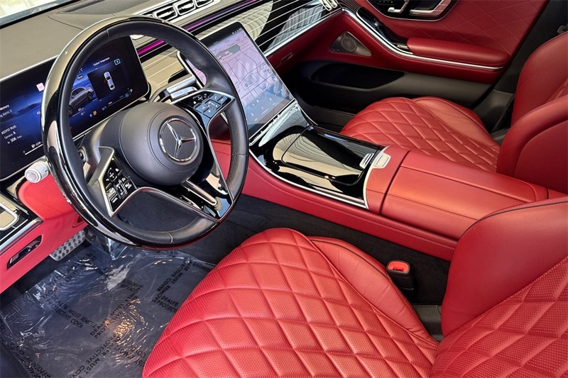 Mercedes-Benz S-Class Vehicle Full-screen Gallery Image 10