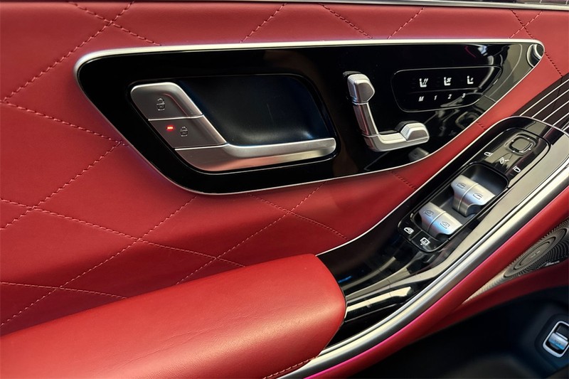 Mercedes-Benz S-Class Vehicle Full-screen Gallery Image 11