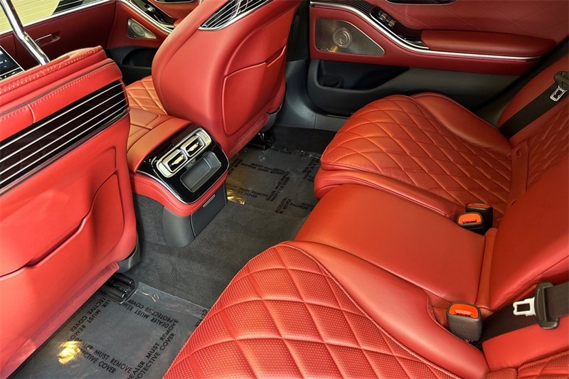 Mercedes-Benz S-Class Vehicle Full-screen Gallery Image 12