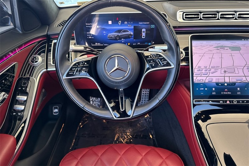 Mercedes-Benz S-Class Vehicle Full-screen Gallery Image 14