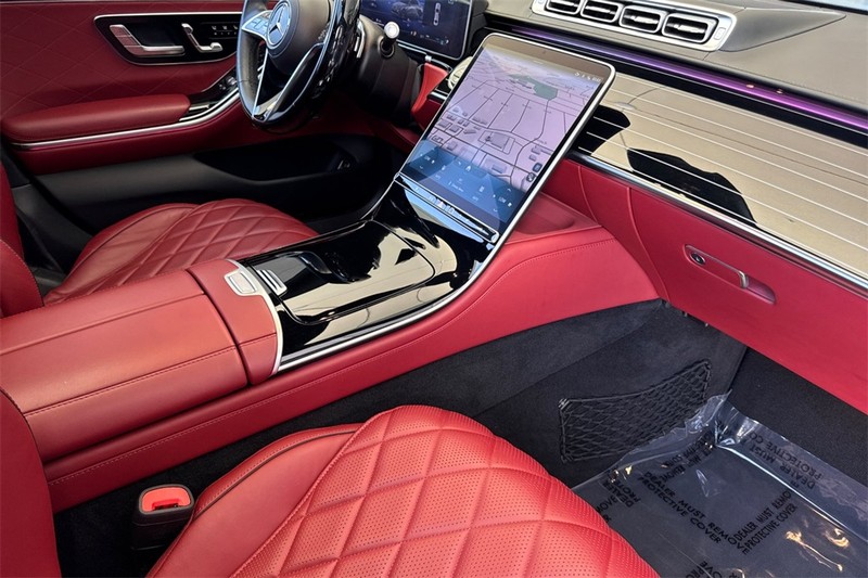 Mercedes-Benz S-Class Vehicle Full-screen Gallery Image 15