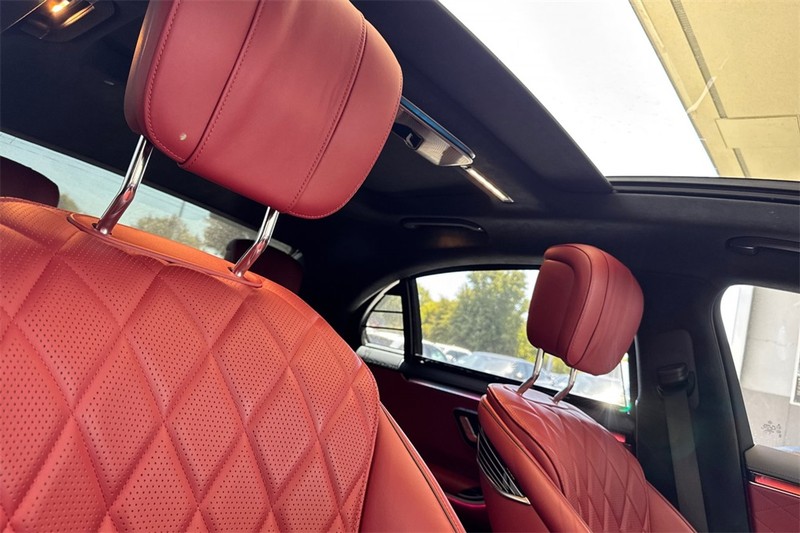 Mercedes-Benz S-Class Vehicle Full-screen Gallery Image 16