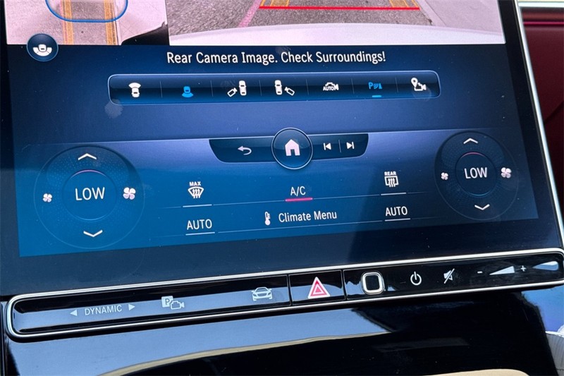 Mercedes-Benz S-Class Vehicle Full-screen Gallery Image 19