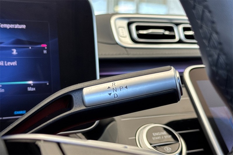 Mercedes-Benz S-Class Vehicle Full-screen Gallery Image 20
