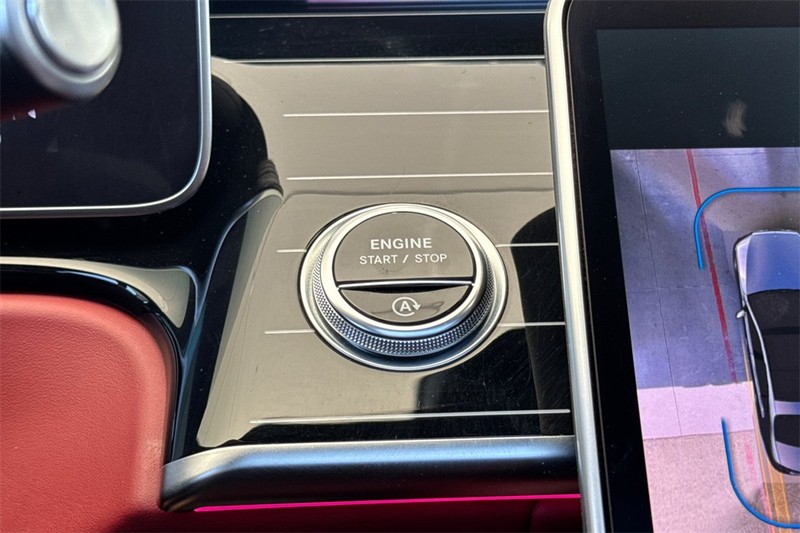 Mercedes-Benz S-Class Vehicle Full-screen Gallery Image 21