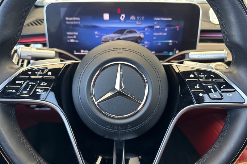 Mercedes-Benz S-Class Vehicle Full-screen Gallery Image 22