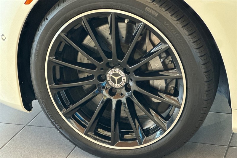 Mercedes-Benz S-Class Vehicle Full-screen Gallery Image 25