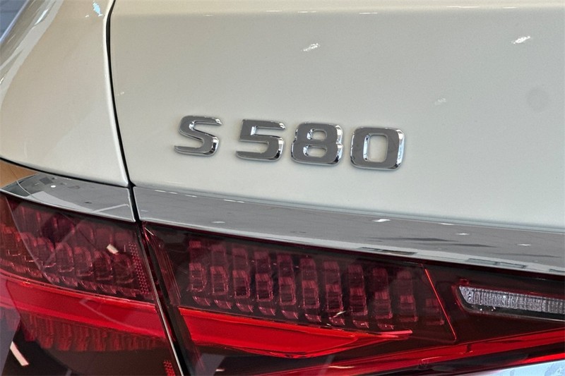 Mercedes-Benz S-Class Vehicle Full-screen Gallery Image 26