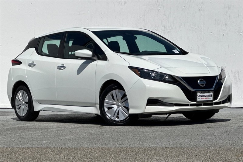 Nissan LEAF Vehicle Full-screen Gallery Image 02