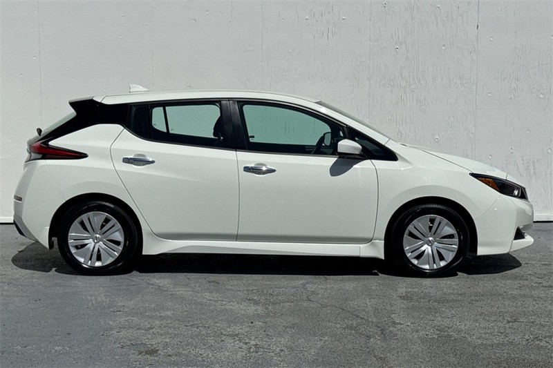Nissan LEAF Vehicle Full-screen Gallery Image 03