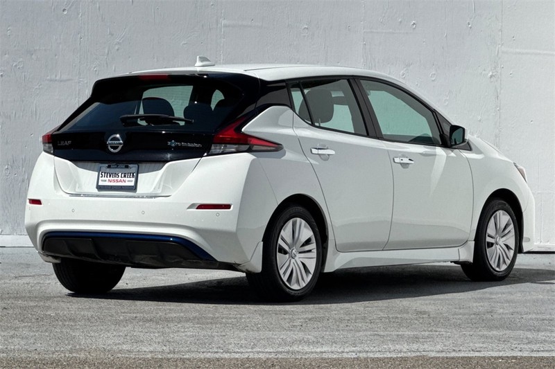 Nissan LEAF Vehicle Full-screen Gallery Image 04