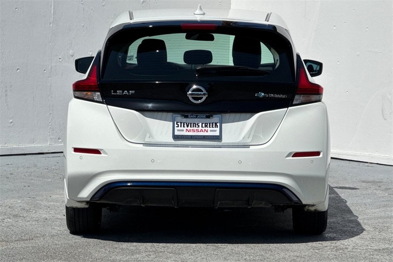 Nissan LEAF Vehicle Full-screen Gallery Image 05