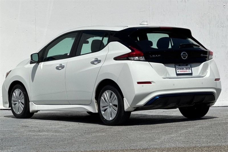 Nissan LEAF Vehicle Full-screen Gallery Image 06