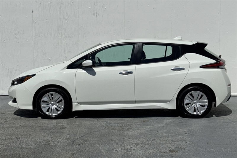 Nissan LEAF Vehicle Full-screen Gallery Image 07