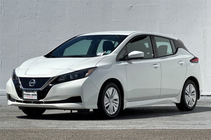 Nissan LEAF Vehicle Full-screen Gallery Image 08