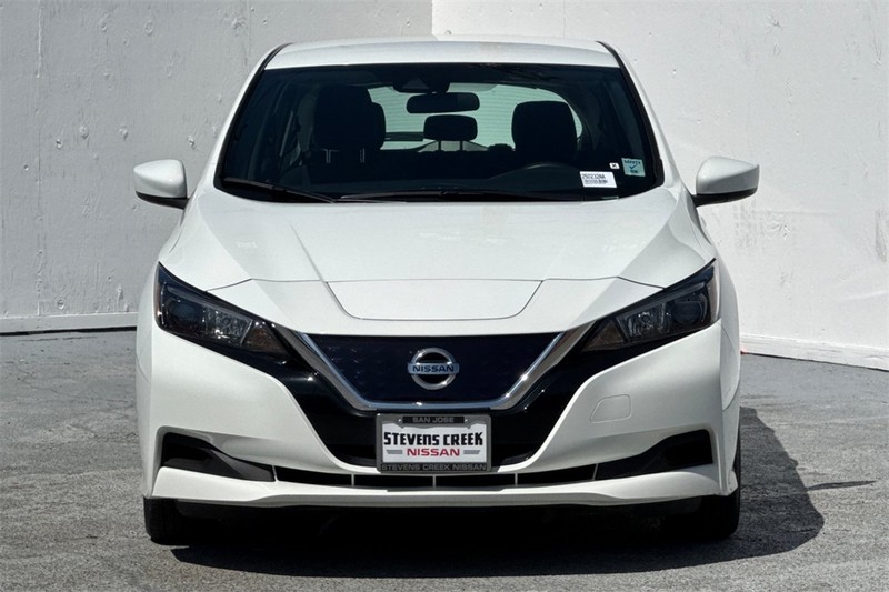 Nissan LEAF Vehicle Full-screen Gallery Image 09