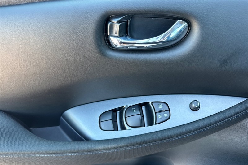 Nissan LEAF Vehicle Full-screen Gallery Image 11