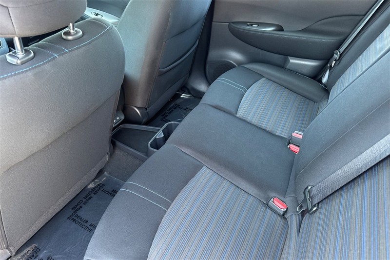 Nissan LEAF Vehicle Full-screen Gallery Image 12
