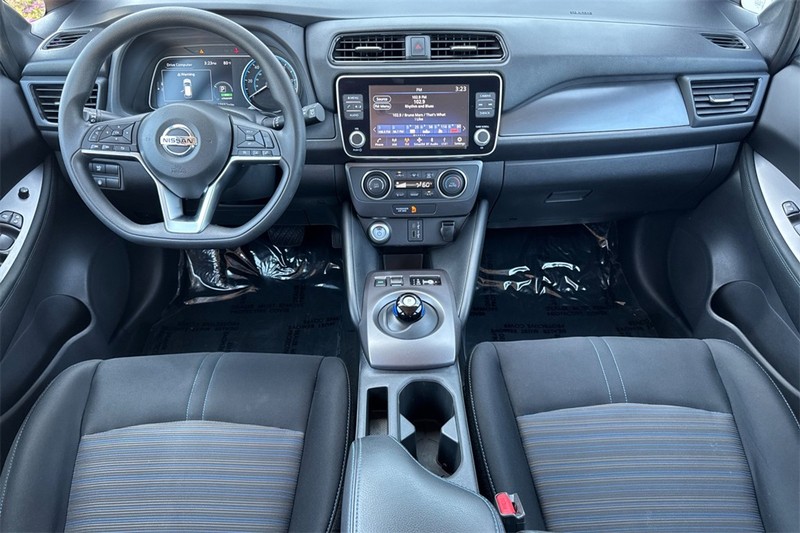 Nissan LEAF Vehicle Full-screen Gallery Image 13